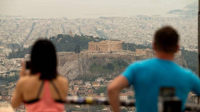 Σε κλοιό καύσωνα και αφρικανικής σκόνης η χώρα: Κλειστά σχολεία και οδηγίες προστασίας