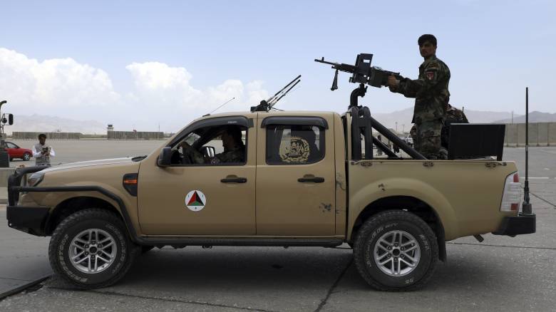 Υπουργός Άμυνας Αφγανιστάν: Μαίνεται πόλεμος με τους Ταλιμπάν