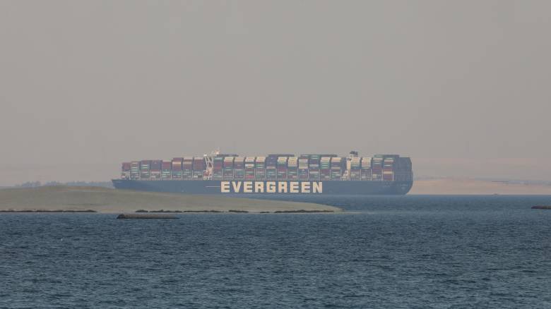 Το Ever Given «σήκωσε άγκυρες»: Το τεράστιο πλοίο εγκαταλείπει επιτέλους τη Διώρυγα του Σουέζ