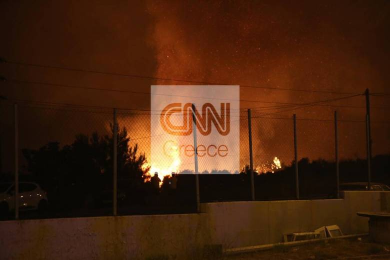 Στις φλόγες μάντρα αυτοκινήτων στις Αφίδνες - Συνεχείς εκρήξεις