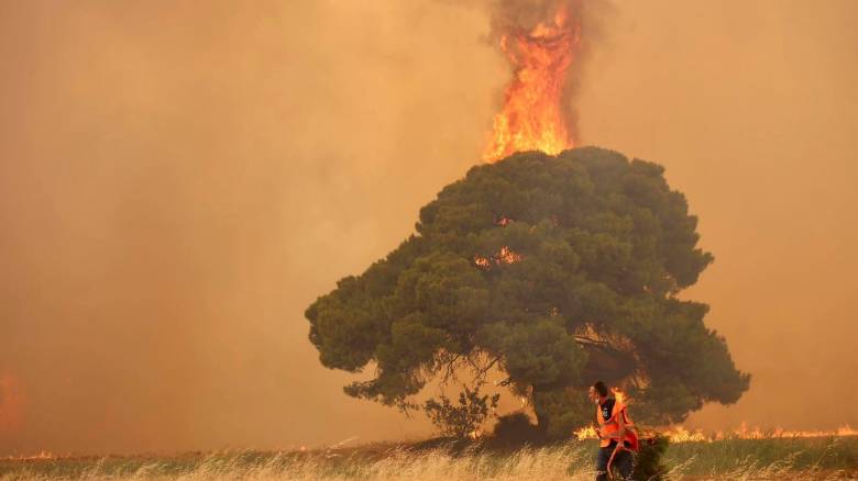 Στις φλόγες το Κρυονέρι - Εκκενώνονται Καπανδρίτι και Μαλακάσα - Εκρήξεις σε εργοστάσιο