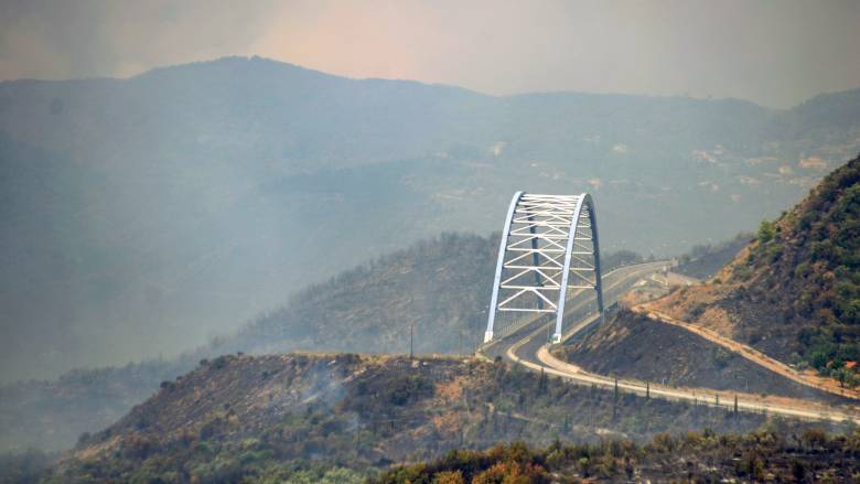 Μαίνονται οι πυρκαγιές σε Λακωνία και Μεσσηνία