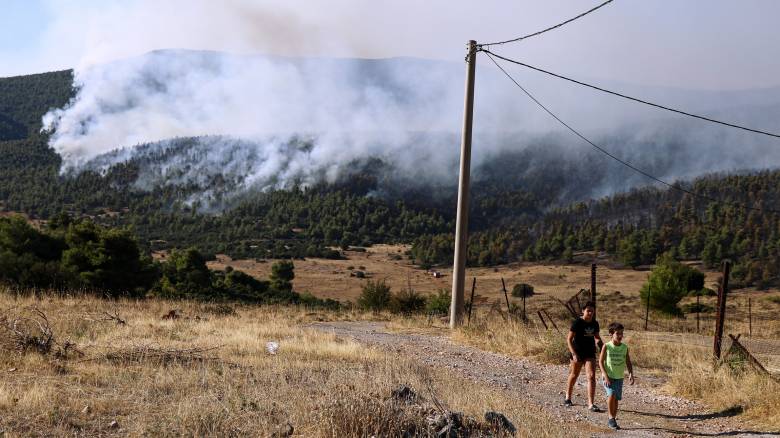 Φωτιά Βίλια: Ολοκληρώθηκε η εκκένωση γηροκομείου - Θετικοί σε Covid δύο τρόφιμοι