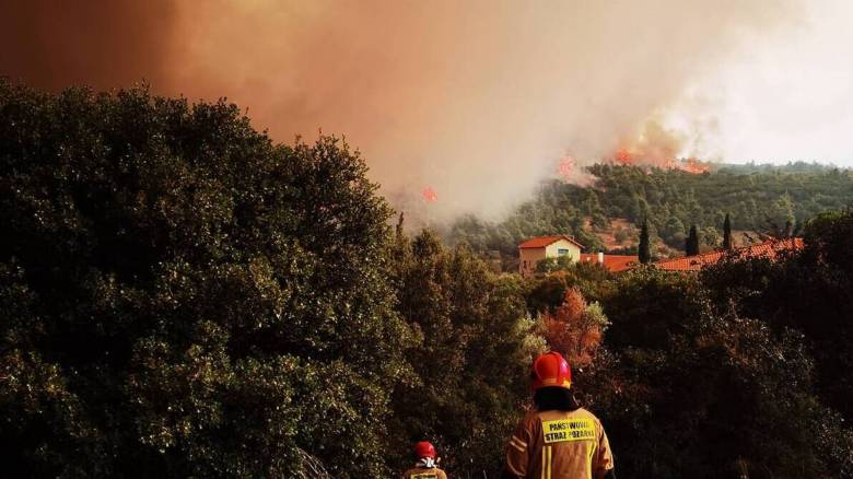 Φωτιά: Φλόγες περικύκλωσαν τα Βίλια - Υπεράνθρωπες προσπάθειες για την ανακοπή του μετώπου