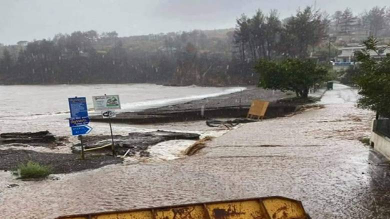 Βόρεια Εύβοια: Εγκλωβισμένοι σε παραλία τέσσερις άνθρωποι - Στο ένα μέτρο έφτασε το νερό