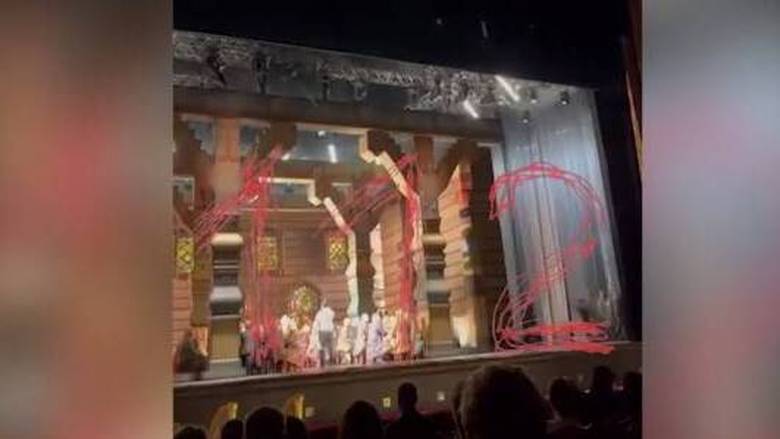 Θέατρο Μπολσόι: Εικόνες σοκ - Η στιγμή που το σκηνικό συνθλίβει και σκοτώνει ηθοποιό