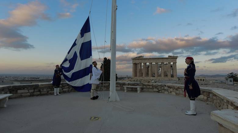 28η Οκτωβρίου: Εικόνες από την έπαρση της σημαίας στην Ακρόπολη