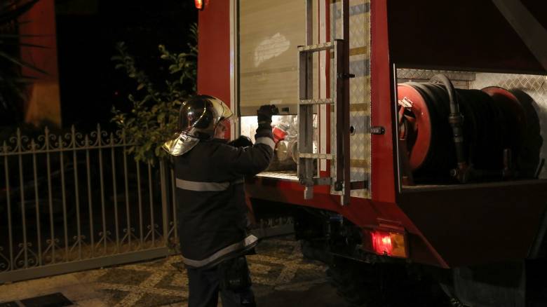 Φωτιά σε πιλοτή στο Μενίδι: Κάηκαν πέντε αυτοκίνητα