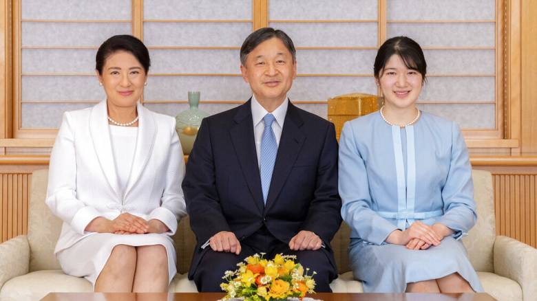 Ιαπωνία: Ο αυτοκράτορας προσεύχεται για τους νεκρούς της πανδημίας πίσω από ένα μπονσάι