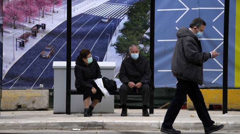 Κορωνοϊός: Οι πρώτοι θάνατοι από «Όμικρον», ο εφησυχασμός και τα σενάρια για την άρση των μέτρων