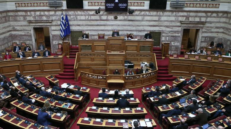 Πρόταση μομφής: Με εντάσεις ξεκίνησε η συζήτηση στη Βουλή