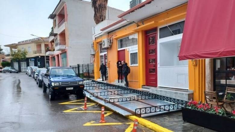 Καλαμάτα: Κατέρρευσε στέγαστρο σε κεντρικό δρόμο - Δύο τραυματίες