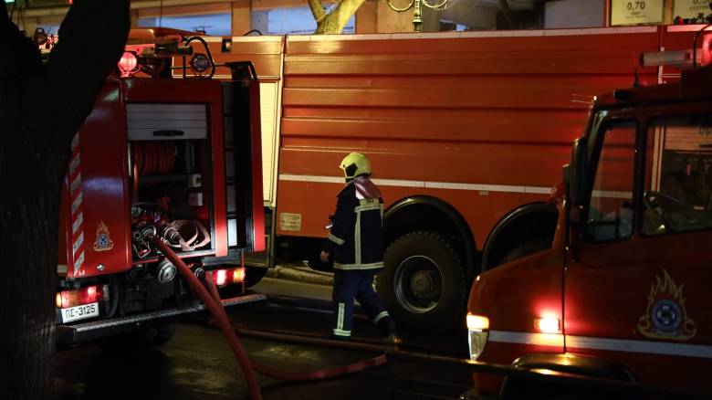 Φωτιά στη Λιοσίων: Χωρίς τις αισθήσεις του ανασύρθηκε άνδρας από διαμέρισμα