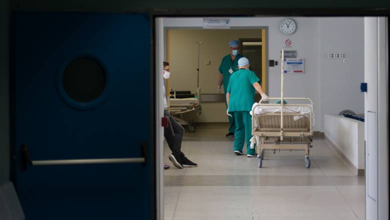 Κορωνοϊός: 30 θάνατοι, 224 διασωληνωμένοι και 5.191 νέα κρούσματα