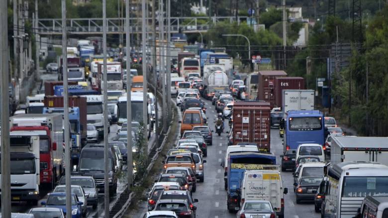 Κίνηση στους δρόμους της Αθήνας: Πού υπάρχουν καθυστερήσεις