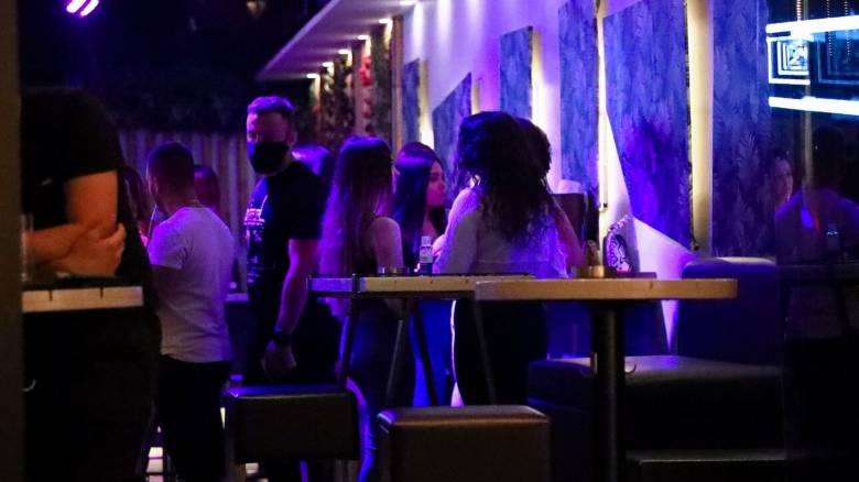 «Σιγή» μετά τις 23:00 στην παραλιακή: «Κόβει» τη μουσική και ο Δήμος Βάρης-Βούλας-Βουλιαγμένης