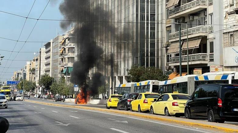 Φωτιά σε αυτοκίνητο στη Συγγρού - Γυναίκα και παιδί σώθηκαν την τελευταία στιγμή