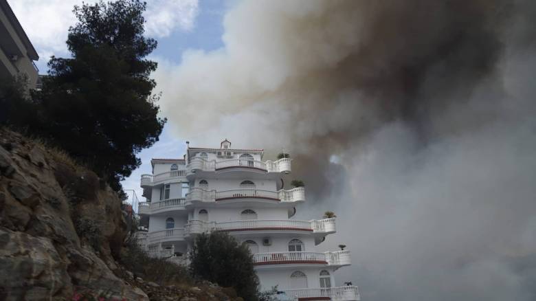 Δήμαρχος Ελληνικού για τη φωτιά: «Στα δύο μέτρα ήταν τα ξερόχορτα, ο ΑΔΜΗΕ δεν καθαρίζει ποτέ»