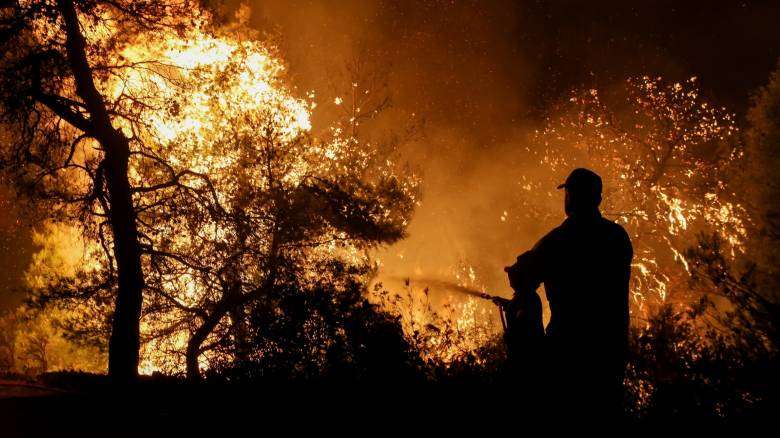 Δύσκολη νύχτα στη Φωκίδα: Ανεξέλεγκτα τα πύρινα μέτωπα, εκκενώθηκε η βόρεια πλευρά της Ιτέας