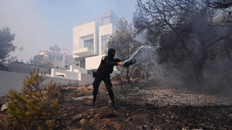 Δήμαρχος Παλλήνης: Έχουμε καμένα σπίτια στο Πανόραμα– Δεν μπορούμε να πλησιάσουμε το μέτωπο