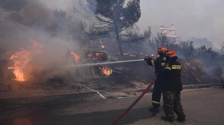 Φωτιά Πεντέλη: Σκληρή «μάχη» με τις φλόγες στο Πανόραμα Παλλήνης – Συγκλονιστικές εικόνες