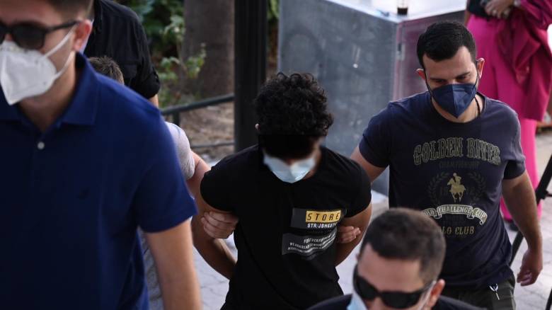 Γυναικοκτονία στο Περιστέρι: Στον ανακριτή ο 22χρονος κατηγορούμενος - Το βαρύ κατηγορητήριο