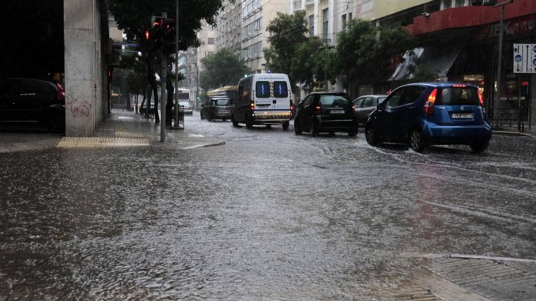 Αυγουστιάτικη κακοκαιρία διαρκείας: «Λίμνη» ξανά η Πειραιώς, ισχυρές βροχοπτώσεις στην Αττική