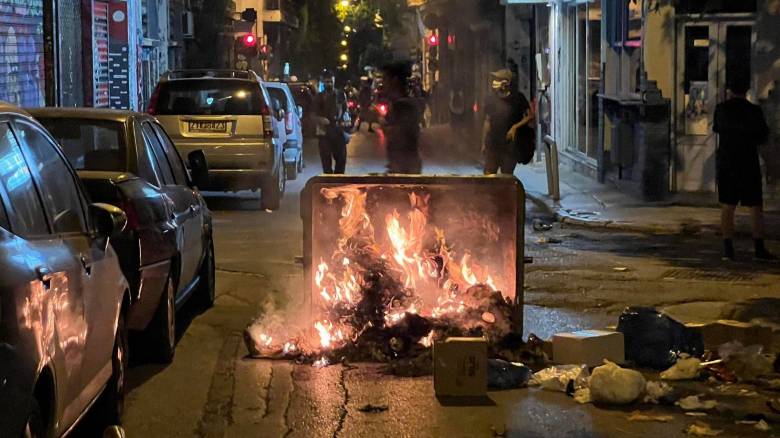 Ένταση στα Εξάρχεια για το Μετρό - Πέτρες και χημικά μεταξύ αστυνομίας και διαδηλωτών