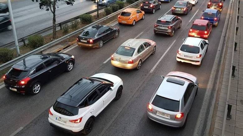 Στο «κόκκινο» οι δρόμοι της Αθήνας: Χαμηλές ταχύτητες στον Κηφισό, καθυστερήσεις στην Αττική Οδό