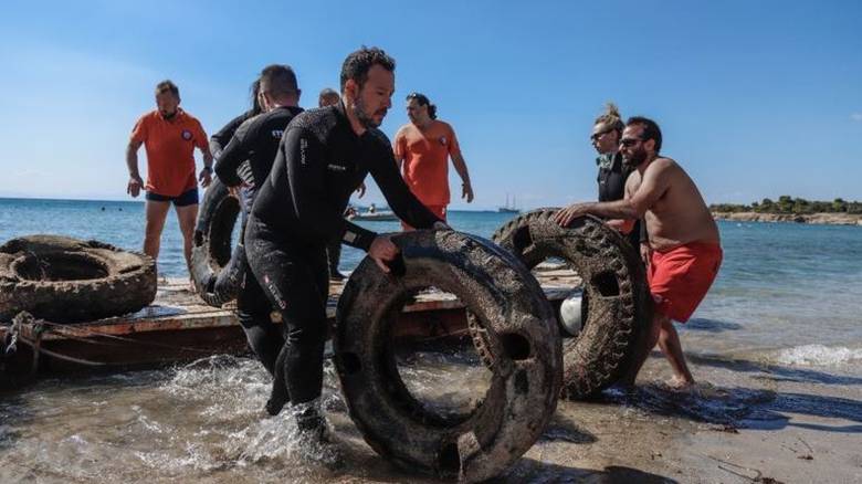 Καθαρίζοντας τον βυθό των ελληνικών θαλασσών από τα ελαστικά με την υποστήριξη της ΗΛΕΚΤΩΡ