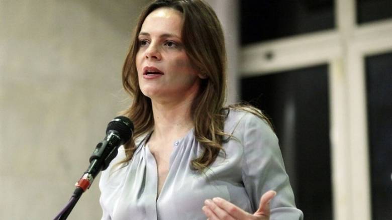 Αχτσιόγλου για παρακολουθήσεις: «Βαριά η σκιά της ενοχής στον κ. Μητσοτάκη»