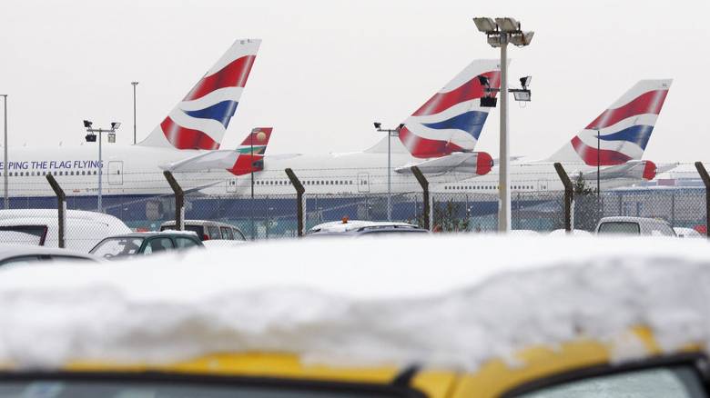 Σφοδρός χιονιάς στο Λονδίνο: Χάος στα αεροδρόμια - Καθυστερήσεις και ακυρώσεις πτήσεων