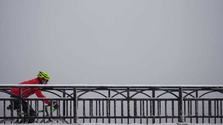 Ασφαλής οδήγηση με ποδήλατο τον χειμώνα – Όλα όσα πρέπει να προσέχετε