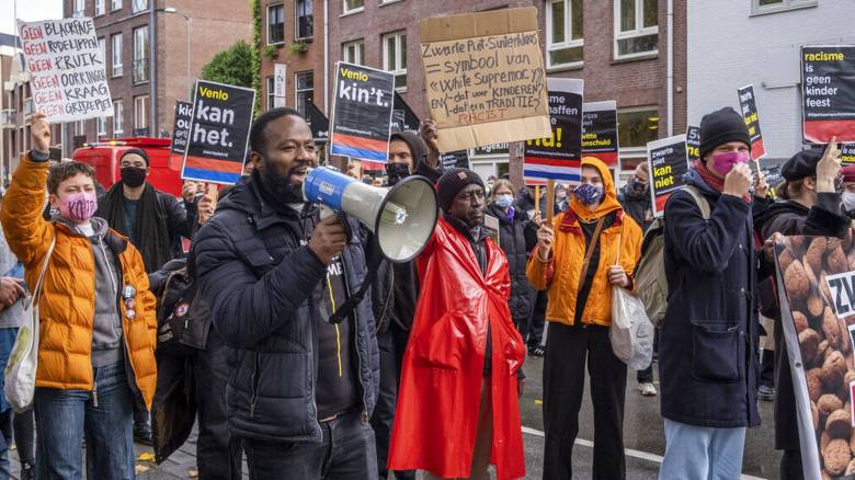 Ολλανδία: Εργαζόμενοι στο ΥΠΕΞ αποκαλούνταν «πίθηκοι» - Ζήτησε συγγνώμη η κυβέρνηση