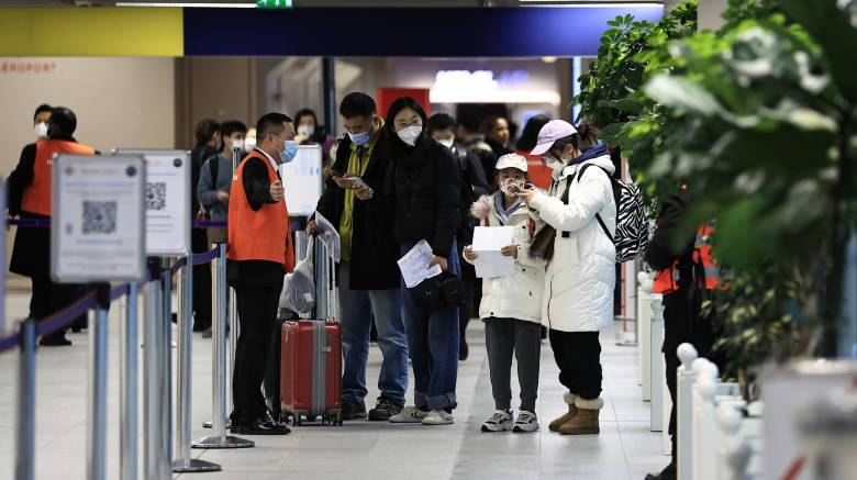 Γαλλία: Έκκληση στην ΕΕ για έλεγχο COVID στους κινέζους ταξιδιώτες μετά την έξαρση των κρουσμάτων