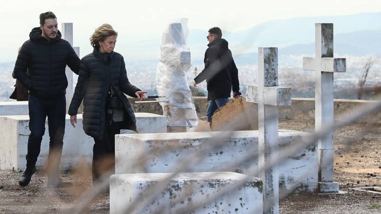 Τέως βασιλιάς Κωνσταντίνος: Συγκινημένη η βασίλισσα Σοφία στους τάφους των γονιών της στο Τατόι