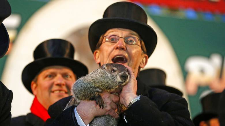 ΗΠΑ - Ημέρα της Μαρμότας: Ο Φιλ βγήκε από την κουφάλα δένδρου για να προβλέψει τον καιρό