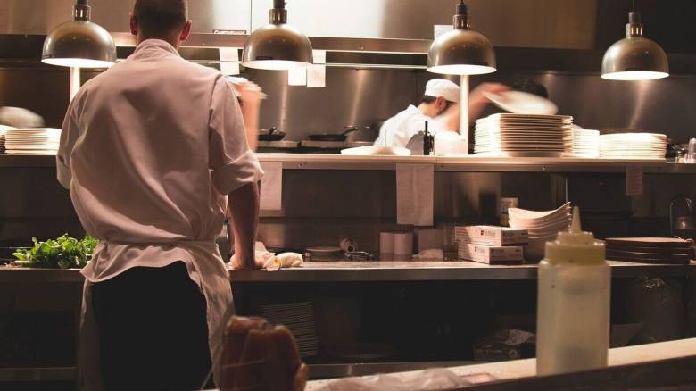 Εστίαση: «Δεν βρίσκουμε εργαζόμενους ούτε αυξάνοντας τους μισθούς»