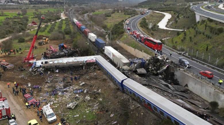 Έφοδος της Τροχαίας στα γραφεία του ΟΣΕ στη Λάρισα για την τραγωδία στα Τέμπη