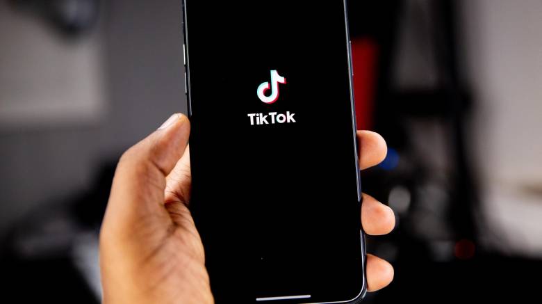 TikTok : Προς εξέταση η απαγόρευση του στη Ρουμανία, σκέψεις για πλήρη απαγόρευση στις ΗΠΑ