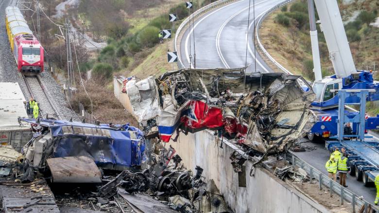 Τέμπη: Σωθήκαμε από μια τρύπα στο πάτωμα του κυλικείου - Ανατριχιάζει η μαρτυρία 19χρονης