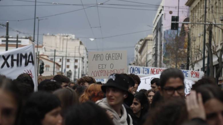 Απεργία - «Ακούστε τις φωνές»: Πλήθος κόσμου στη διαμαρτυρία για τα Τέμπη