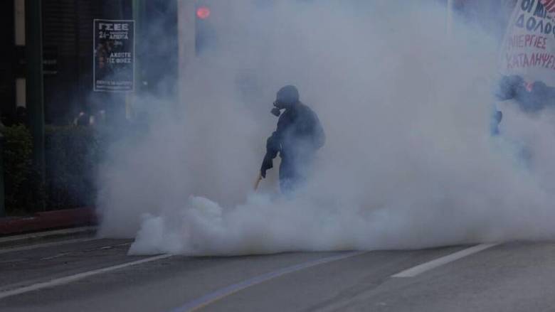 Απεργία: Επεισόδια και στα Προπύλαια μετά το τέλος της πορείας