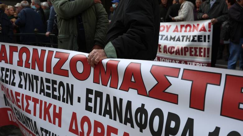 Συγκέντρωση συνταξιούχων στο Υπουργείο Εργασίας - Κλειστή η Σταδίου