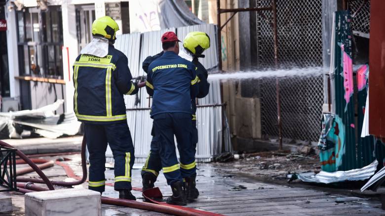 Φωτιά σε κτήριο στην Αιόλου: Φλόγες στην οροφή διπλανού κτηρίου - Κλειστή η περιοχή