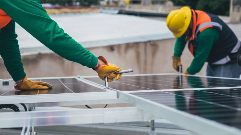 ΑΠΕ, υδρογόνο και επενδύσεις 139 δισ. ευρώ στο ενεργειακό μέλλον της Ελλάδας