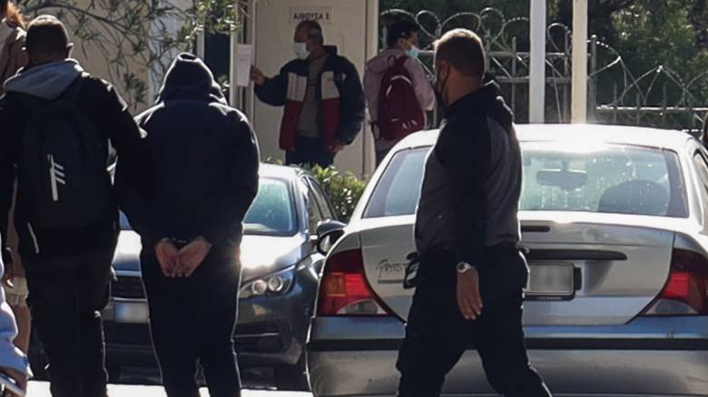 Βιασμός 12χρονης – Κολωνός: Απολογούνται σήμερα οι 8 συλληφθέντες