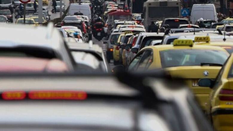 Μποτιλιάρισμα στον Κηφισό: Συγκρούστηκε ταξί με μηχανή στη Νέα Χαλκηδόνα