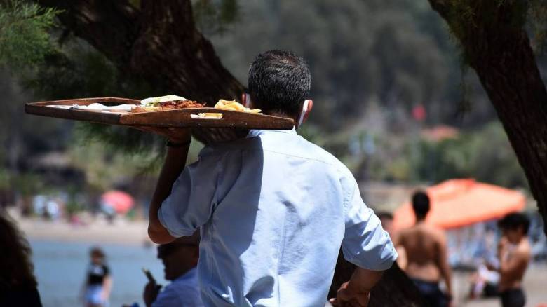 Τουρισμός: Οι χιλιάδες ελλείψεις φέρνουν παραιτήσεις και «παζάρι» στους μισθούς