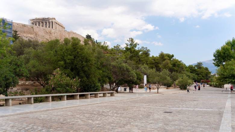 Περπατώντας στη Διονυσίου Αρεοπαγίτου: Από την προτομή της Μελίνας μέχρι το πλακόστρωτο του Πικιώνη